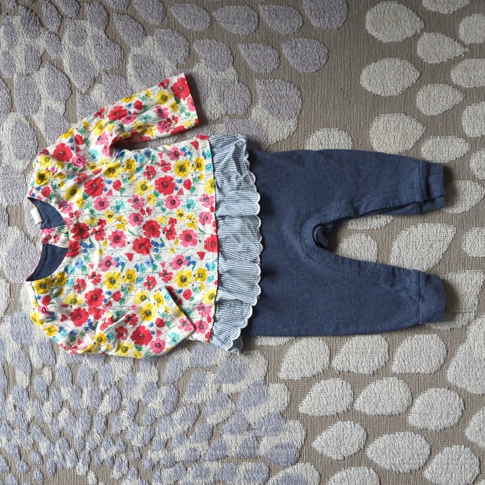 BabyGap Baby Girls Floral One Piece in Size 6-12 Months